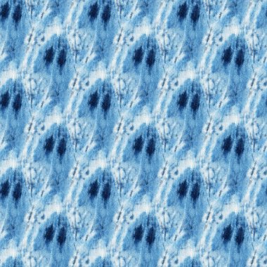 Beyaz ipeğin üzerindeki çivit rengi kusursuz kravat boyası deseni. El boyası kumaşlar - nodüler batik. Shibori boyaması.. 