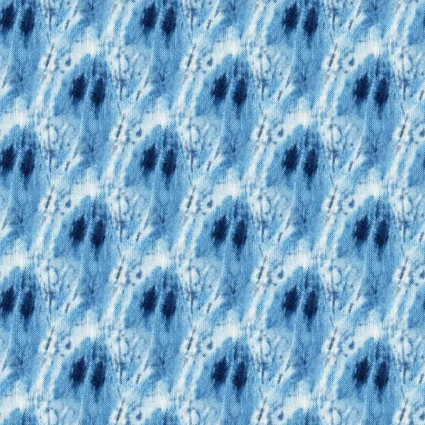 Beyaz ipeğin üzerindeki çivit rengi kusursuz kravat boyası deseni. El boyası kumaşlar - nodüler batik. Shibori boyaması.. 