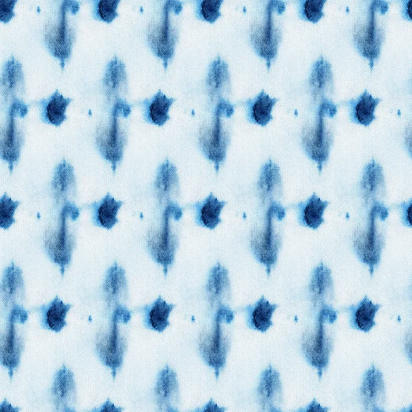 白絹に藍色のシームレスな絞り染めパターン 手描きの生地 ノーマルバティック 絞り染め — ストック写真
