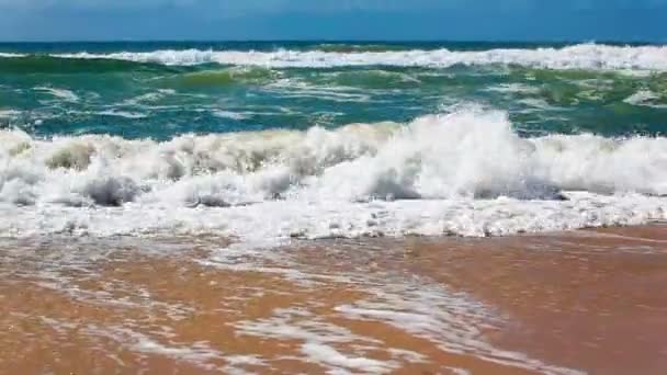 Grandes olas blancas y verdes detalladas en Queensland Australia — Vídeo de stock