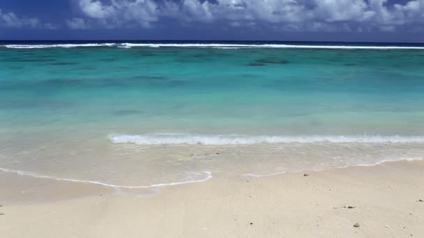 Golven op een verlaten tropisch strand — Stockvideo