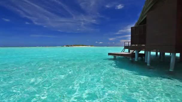 Over water bungalows met stappen in blauwe lagune — Stockvideo