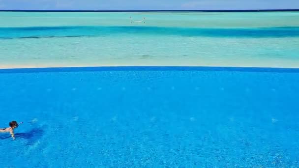 游过游泳池在热带地区的年轻女子 — 图库视频影像