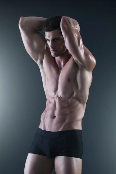 속옷에서 벗은 근육 질 남자의 초상화 — 스톡 사진