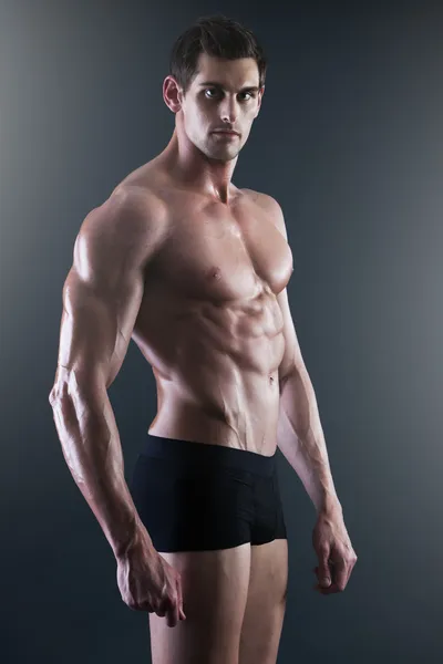 Porträtt av en ung muskulös man i underkläder — Stockfoto