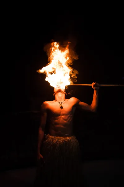남자는 불 호흡 방법을 보여 줍니다. — 스톡 사진