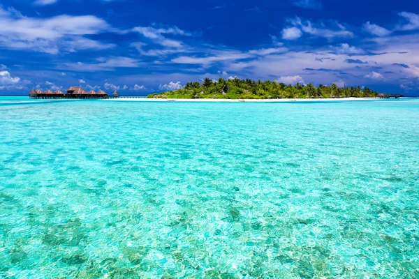 Isla Tropical y sobre bungalows de agua — Foto de Stock