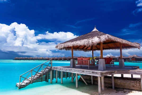 Bootssteg mit Stufen auf einer tropischen Insel der Malediven — Stockfoto