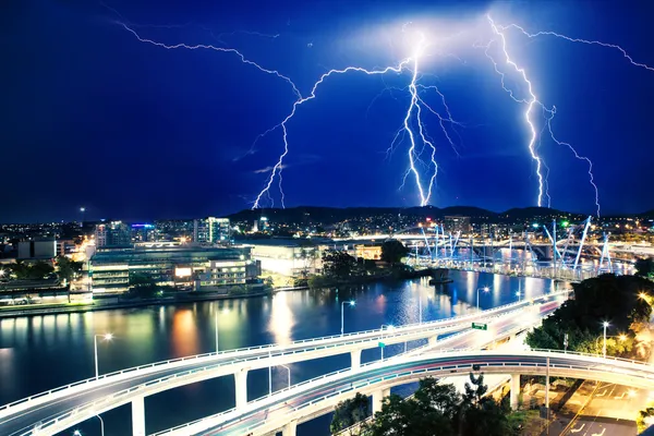 Multiple eletric lightning strikes over river in Brisbane — Stock Photo, Image