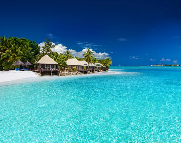 Strandvillen auf einer kleinen tropischen Insel — Stockfoto