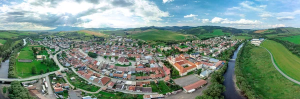Vista Panorâmica Aérea Cidade Podolinec Eslováquia Juntamente Com Seu Rio — Fotografia de Stock