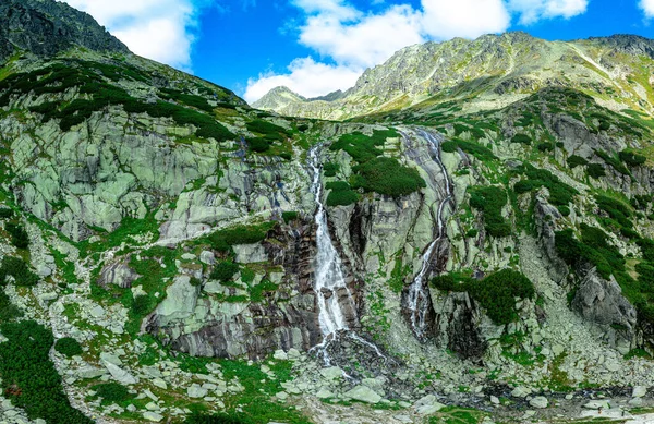 斯洛伐克塔特拉山西部斯科克瀑布及其旁边湖景全景 — 图库照片