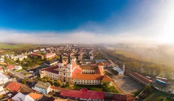 Luftpanoramaudsigt Podolinec Slovakiet Løbet Sommeren - Stock-foto