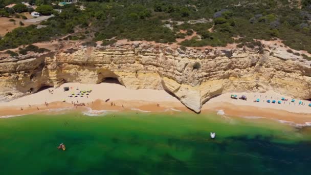 Vista Aérea Playa Albandeira Praia Albandeira Lagoa Algarve Portugal — Vídeo de stock