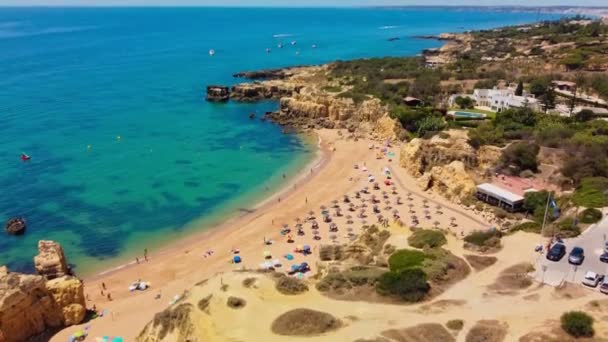 プライア カステロビーチ アルガルヴェ ポルトガルのパノラマの空中ドローンビュー — ストック動画