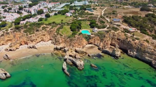 Flygfoto Över Stranden Praia Dos Tres Irmaos Alvor Algarve Portugal — Stockvideo