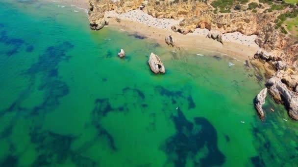 Letecký Pohled Pláž Praia Dos Tres Irmaos Alvor Algarve Portugalsko — Stock video