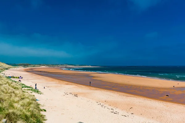 버그성의 폐허와 해변으로 둘러싸인 — 스톡 사진