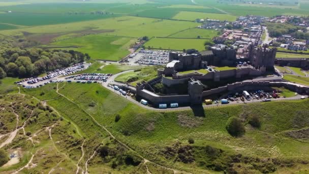 Engeland Northumberland Bamburgh Castle Heuvel Bij Het Strand — Stockvideo