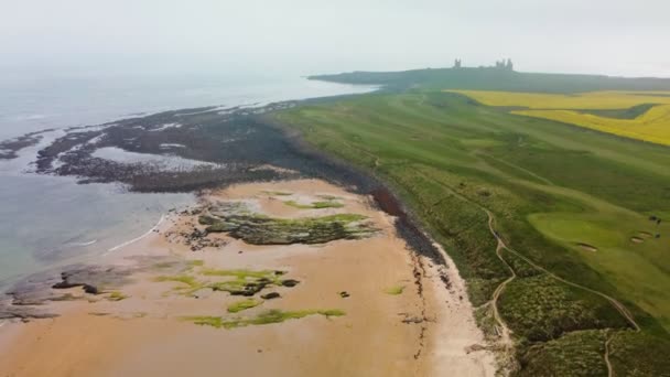 Embleton Bay Och Burn Sandstrand Med Ruinerna Dunstanburgh Slott — Stockvideo