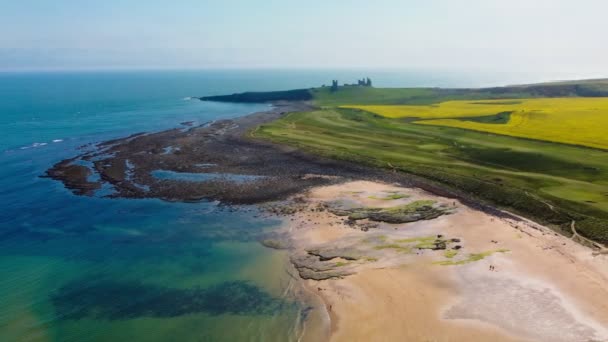 Embleton Bay Burn Praia Areia Com Ruínas Castelo Dunstanburgh — Vídeo de Stock