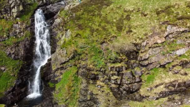 スコットランドのモファット近くの滝 灰色の海の尾の空中写真 — ストック動画