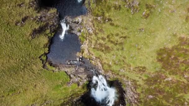 スコットランドのモファット近くの滝 灰色の海の尾の空中写真 — ストック動画