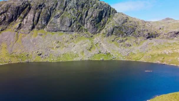Letecký Pohled Jezero Stickle Tarn Lake District Great Langdale Valley — Stock video