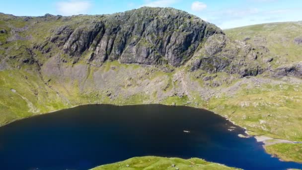 Letecký Pohled Jezero Stickle Tarn Lake District Great Langdale Valley — Stock video