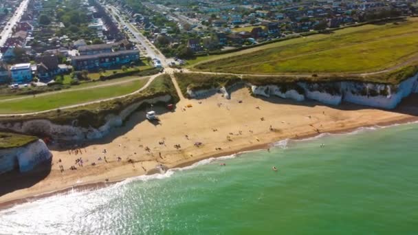 Drone Vista Aérea Playa Acantilados Blancos Margate Inglaterra Reino Unido — Vídeo de stock