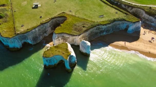 马尔盖特 海滩和白色悬崖的无人机航景 — 图库视频影像