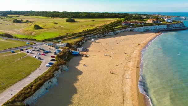 Drone Vista Aérea Praia Falésias Brancas Margate Inglaterra Reino Unido — Vídeo de Stock