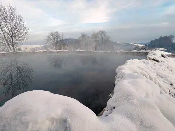 Travertinové Jezero Teplou Vodou Blízkosti Lázní Vysne Ruzbachy Slovensko Zimě — Stock fotografie