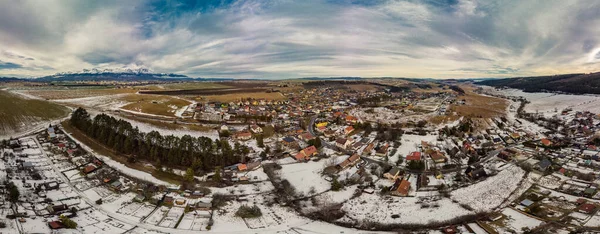 高タトラ スロバキアのビューでGanovce村のドローンビュー — ストック写真