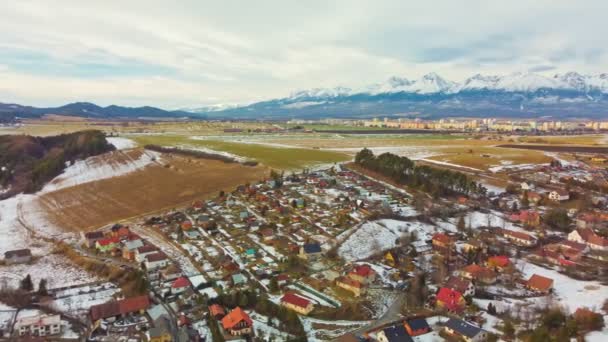 从斯洛伐克高塔特拉山看Ganovce村的Drone视图 — 图库视频影像