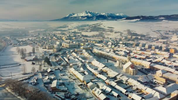 斯洛伐克High Tatras附近波德拉尼克镇冬季空中全景 — 图库视频影像
