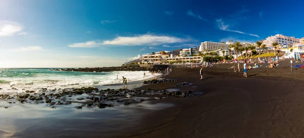 拉竞技场广场 Playa Arena 是西班牙加那利群岛特内里费岛一个有着黑色火山灰的热门海滩 — 图库照片