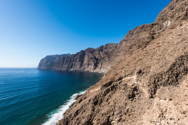 Los gigantes kayalıklarla görünümü. Tenerife, Kanarya Adaları, İspanya — Stok fotoğraf