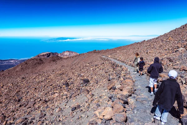 Família de turistas que exploram o Teide Tenerife — Fotografia de Stock