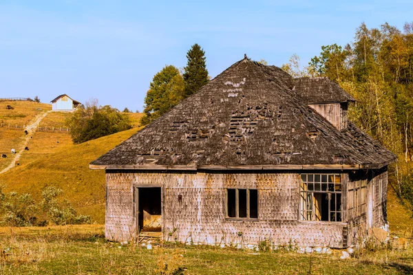 Paysage de montagne avec vieille maison en bois — Photo