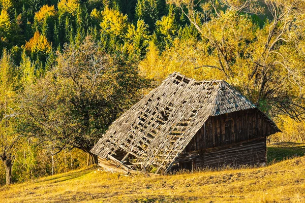 Paesaggio montano con vecchia casa in legno — Foto Stock