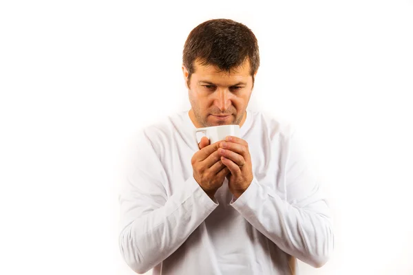 Hombre bebiendo té aislado sobre fondo blanco — Foto de Stock