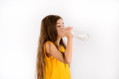 güzel kız içme suyu beyaz zemin üzerine izole