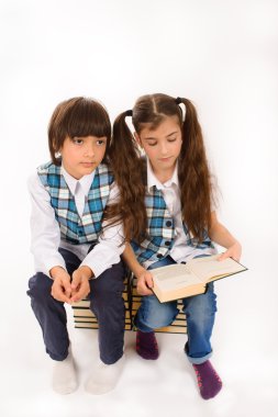 iki okul çocukları kitap okuma