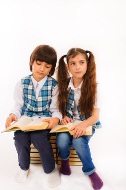 iki okul çocukları kitap okuma