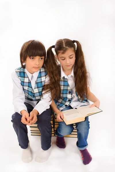 Dos escolares leyendo un libro — Foto de Stock