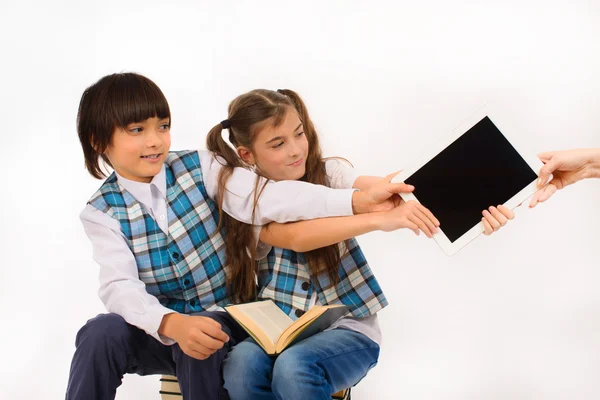 Dos niños de la escuela que están luchando por la tableta PC — Foto de Stock