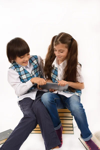 Dos niños de la escuela que están luchando por la tableta PC — Foto de Stock