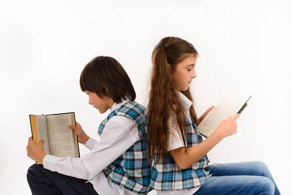 Dos escolares leyendo un libro — Foto de Stock