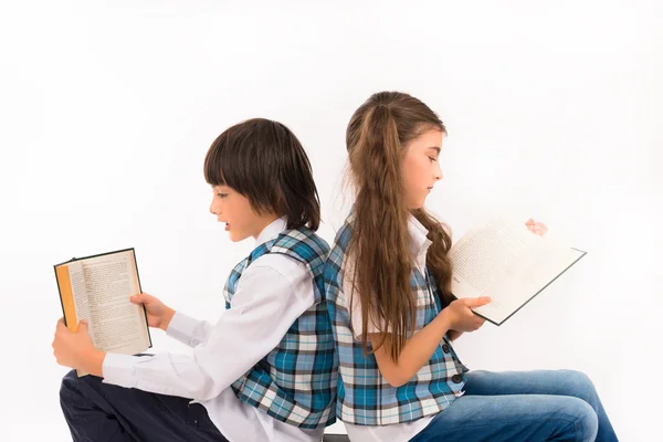 Dvě školní děti čtení knihy — Stock fotografie